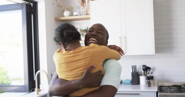 Afrikanska Amerikanska Par Delar Varm Omfamning Kramas Ett Kök Båda — Stockvideo