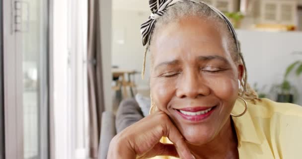 Афро Американська Старша Жінка Посміхається Тримаючи Підборіддя Руці Вона Виглядає — стокове відео