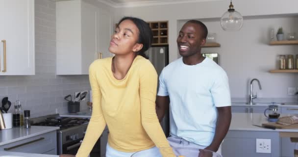 Casal Diverso Compartilha Momento Terno Cozinha Abraçando Marido Afro Americano — Vídeo de Stock