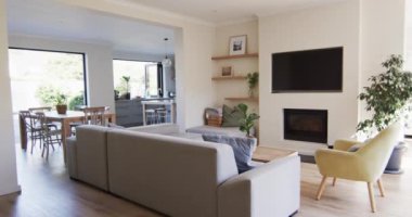 Geniş bir oturma odası bir yemek alanına açılıyor. Tarafsız tonlar ve modern mobilyalar hoş ve şık bir atmosfer yaratır, değişmez, yavaş çekim