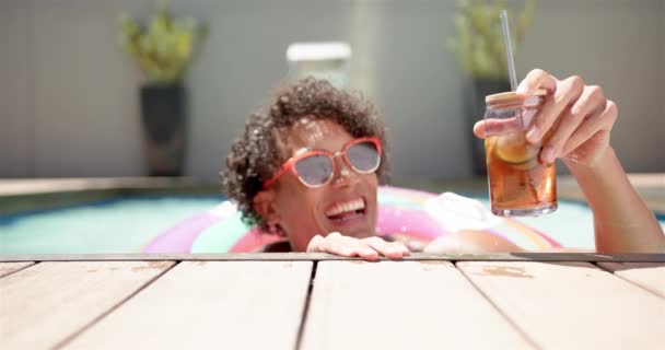 Joven Birracial Relaja Una Piscina Casa Tiene Pelo Rizado Gafas — Vídeo de stock
