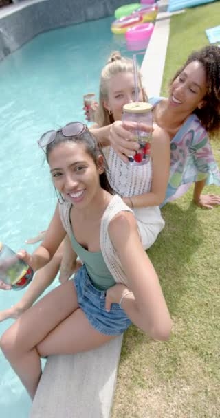 Vídeo Vertical Grupo Amigos Disfruta Las Bebidas Junto Piscina Diverso — Vídeo de stock