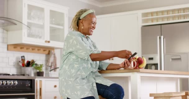 Una Mujer Afroamericana Mayor Está Usando Teléfono Inteligente Cocina Ella — Vídeo de stock