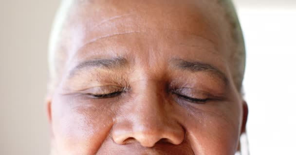Ένα Κοντινό Αποκαλύπτει Μια Ηλικιωμένη Αφροαμερικανή Ζεστά Καστανά Μάτια Στο — Αρχείο Βίντεο