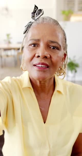 Κάθετο Βίντεο Μια Ηλικιωμένη Αφροαμερικανή Ζεστό Χαμόγελο Συλλαμβάνεται Μαλλιά Της Πλάνα Αρχείου