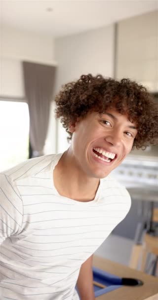 Vertikales Video Ein Junger Mann Lacht Der Küche Hat Lockige — Stockvideo