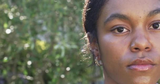 Ung Afroamerikansk Kvinna Stirrar Uppmärksamt Kameran Med Kopieringsutrymme Hon Har — Stockvideo