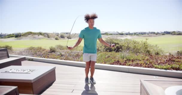 Una Joven Birracial Está Saltando Cuerda Aire Libre Patio Trasero — Vídeo de stock