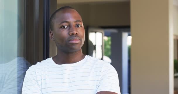 Een Jonge Afro Amerikaanse Man Staat Bij Een Raam Hij — Stockvideo