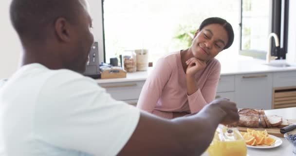 Couple Diversifié Profite Petit Déjeuner Ensemble Maison Dans Cuisine Mari — Video