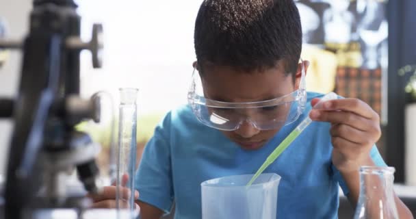 Шкільній Науковій Лабораторії Афроамериканський Студент Проводить Експеримент Він Зосереджений Носить — стокове відео