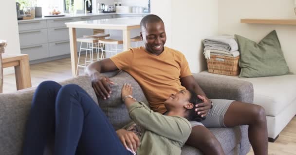 Afro Amerikai Pár Otthon Egy Kényelmes Nappaliban Pihen Egy Kanapén — Stock videók