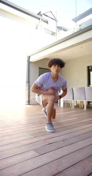 Jovem Biracial Proprietário Masculino Vestindo Roupas Esportivas Treinando Livre Ele — Vídeo de Stock
