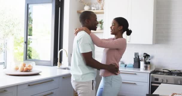 Mangfoldigt Par Deler Varm Omfavnelse Danser Sammen Moderne Køkken Den – Stock-video