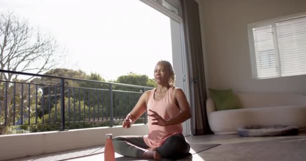 Yaşlı Bir Afrikalı Amerikalı Kadın Evde Meditasyon Yapıyor Güneş Işığı — Stok video