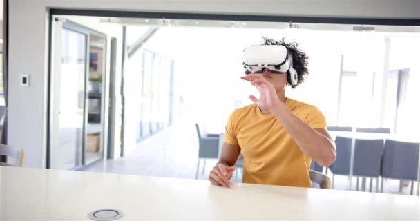 Молодий Чоловік Використовує Окуляри Віртуальної Реальності Вдома Кухні Білому Тлі — стокове відео