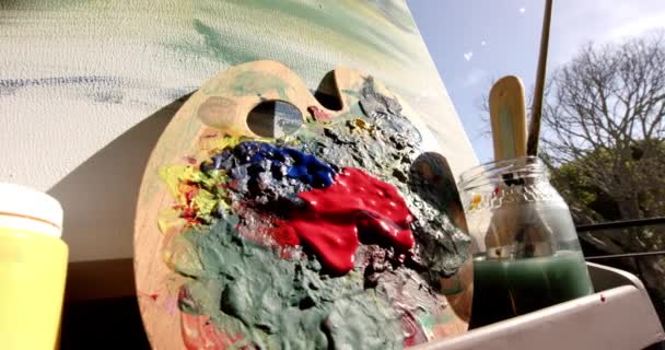 Une Palette Des Peintures Prélassent Soleil Les Fournitures Artistiques Sont — Video