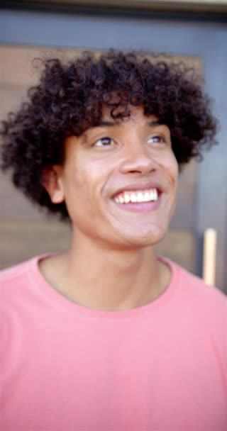 Una Persona Joven Birracial Sonríe Ampliamente Fondo Borroso Tienen Pelo — Vídeos de Stock
