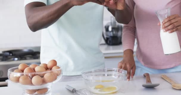Çeşitli Bir Çift Mutfakta Birlikte Kahvaltı Hazırlıyor Afrika Kökenli Amerikalı — Stok video