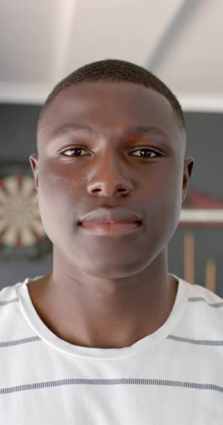 Κάθετο Βίντεο Ένας Νεαρός Αφροαμερικανός Χαμογελά Θερμά Γκρι Φόντο Έχει — Αρχείο Βίντεο