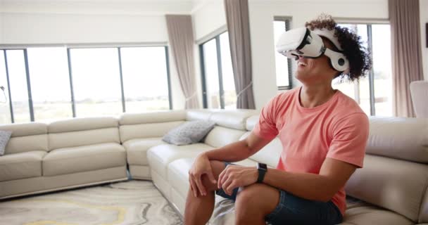 Joven Birracial Disfruta Juego Realidad Virtual Con Espacio Para Copiar — Vídeo de stock
