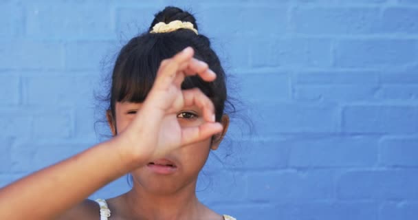 Kouluympäristössä Nuori Kaksirotuinen Tyttö Tekee Eleen Kädellään Hänellä Tummanruskeat Hiukset — kuvapankkivideo