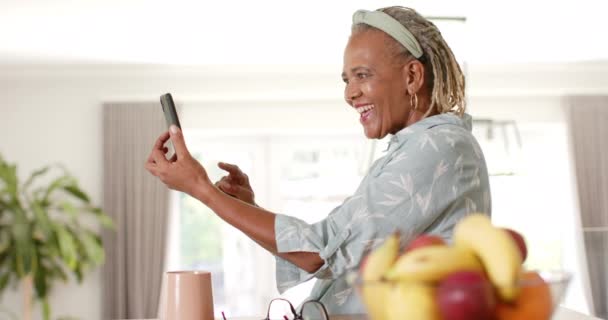 Femeie Afro Americană Vârstă Râde Apelul Video Smartphone Părul Scurt — Videoclip de stoc