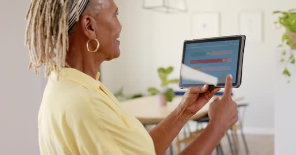 Een Afro Amerikaanse Senior Vrouw Onderzoekt Smart Home App Energieverbruik — Stockvideo