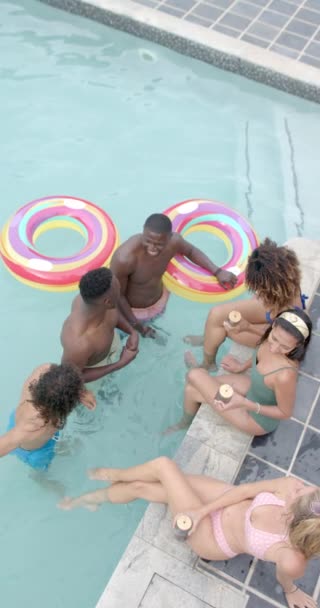 Vertikální Video Skupina Přátel Užívá Setkání Bazénu Dva Afroameričtí Muži — Stock video