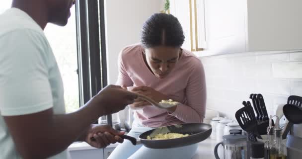 Jovem Casal Afro Americano Desfruta Pequeno Almoço Conjunto Numa Cozinha — Vídeo de Stock