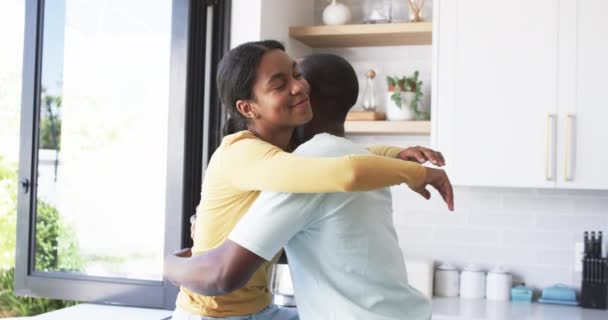 Ζευγάρι Αφρο Αμερικανών Μοιράζεται Μια Ζεστή Αγκαλιά Αγκαλιασμένο Στην Κουζίνα — Αρχείο Βίντεο