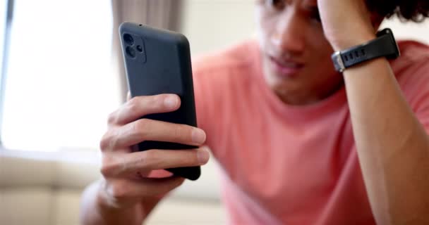 Jovem Biracial Chateado Estressado Homem Está Focado Seu Smartphone Ele — Vídeo de Stock