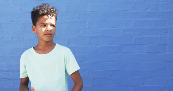 Ένα Σχολικό Περιβάλλον Ένα Νεαρό Αφροαμερικανό Αγόρι Στέκεται Πάνω Ένα — Αρχείο Βίντεο