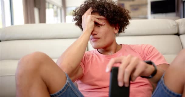 Joven Birracial Molesto Estresado Parece Cansado Sosteniendo Control Remoto Tiene — Vídeos de Stock