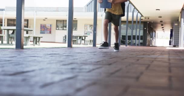 Ένα Σχολικό Διάδρομο Ένας Νεαρός Λευκός Μαθητής Φεύγει Φωτοτυπίες Εστίαση — Αρχείο Βίντεο
