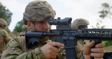 Askeri eğitim sırasında tarlalarda tüfek eğitimi alan melez askerlere dikey bakış açısı