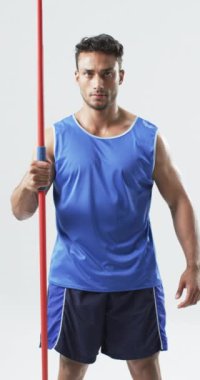 Dikey video: Kırmızı direği tutan çift ırklı erkek atlet, beyaz arka plan. Güçlü ve formda, kısa koyu saçlı, açık renk sakallı ve mavi spor giyimli.