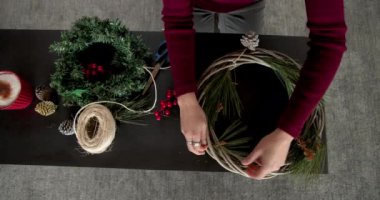 Evde Noel çelenkleri hazırlamak, elleri böğürtlen ve kozalakla süslemek, kopyalama alanı. Tatil, el işi, dekorasyon, DIY, şenlik, el yapımı