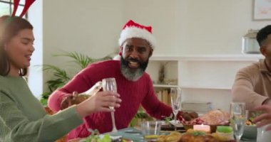 Noel 'i kutlayan, çeşitli ailelerin neşeli anlarını paylaşan ve akşam yemeği masasına şarap koyan. Tatil, kutlama, birliktelik, gelenek, toplanma, şenlik