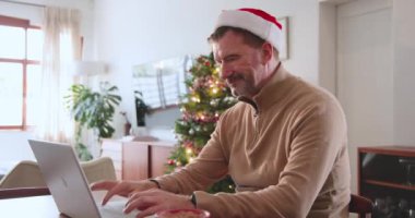 Son sınıf öğrencisi Noel Baba şapkası takıp Noel ağacının yanında sohbet ediyor. bayram, şenlikli, sanal, iletişim, kutlama, neşeli