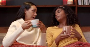 İki çok kültürlü bayan arkadaş evdeki enayilerle samimi sohbetin tadını çıkarıyor, kahkahalarımızı paylaşıyorlar. Arkadaşlık, dostluk, rahatlama, kahve, sıcaklık, yaşam tarzı.