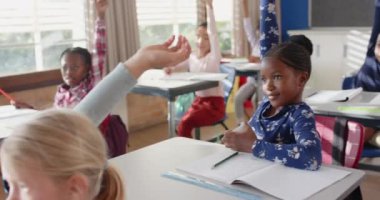 Okulda, öğrenciler el kaldırıyor ve sınıf tartışmasına katılıyorlar. Eğitim, öğrenim, öğretim, katılım, katılım