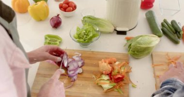 Mutfakta taze sebze doğramak, yakınlarda gübre kutusuyla sağlıklı yemek hazırlamak. Yemek pişirme, aşçılık, yemek hazırlama, beslenme, sürdürülebilirlik, ev yemeği