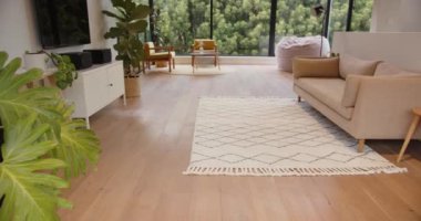 Geniş pencereli modern oturma odası, rahat kanepe, ve kapalı salonlar, fotokopi alanı. İç tasarım, dekor, yaşam tarzı, mobilya, konfor