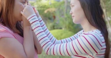 Dokunaklı alınlar, Asyalı anne ve kız dışarıda duygusal bir an paylaşıyorlar. Aile, bağ, aşk, duygular, bağlantı, şefkat