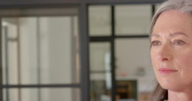 Düşünceli bir ifadeye sahip olgun bir kadın doğrudan kameraya bakıyor, mekanı kopyalıyor. Portre, tefekkür, olgun yetişkin, düşünüyor, tefekkür ediyor.