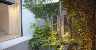 Geniş pencereli ve yemyeşil bahçeli modern ev, çağdaş tasarım sergileniyor. Mimari, iç mekan, dış mekan, lüks