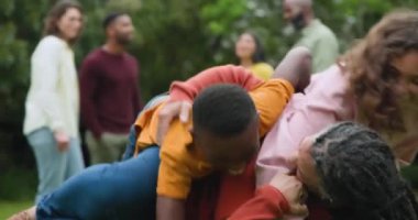 Aile, birlikte dışarıda eğlenmeyi, gülümsemeyi ve doğada kaynaşmayı seviyor. Beraberlik, mutluluk, açık hava, bağlantı