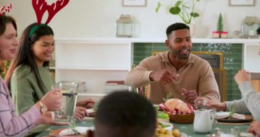 Noel 'de, çeşitli aileler birlikte bayram yemeğinin tadını çıkarıyor, evde kahkahalar ve bayram neşesini paylaşıyorlar. Kutlama, birliktelik, gelenek, yemek, mutluluk, sıcaklık