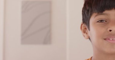 Gülümseyen çocuk yarı yüzünü gösteriyor, yakın çekim portresi, fotokopi odası. Gülümse, pozitif, samimi, genç, mutlu